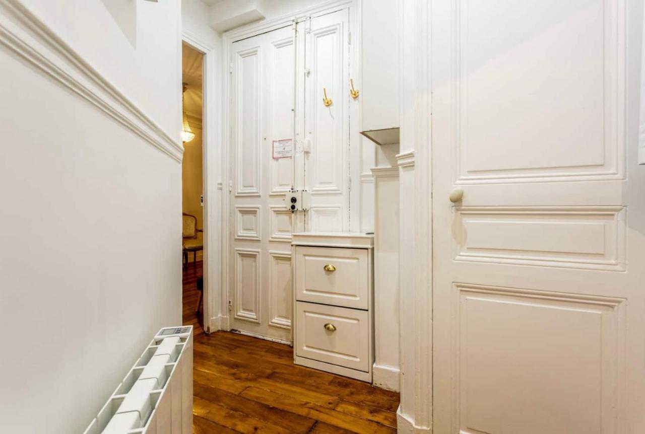 Abbesses - Superbe Appartement Avec Cheminees Parijs Buitenkant foto
